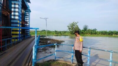 Curah Hujan Tak Menentu, Bhabinkamtibmas Desa Wilalung Mengecek Bendungan