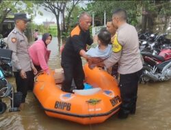 Dengan Sigap Dan Responsif Personel Polsek Singkawang Tengah Bersama BNPB Evakuasi Korban Banjir