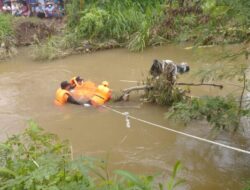 Ditemukan Mayat Perempuan di Sungai Dengkek, Polisi Dibantu TNI dan BPBD Lakukan Evakuasi