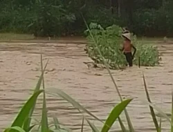 Warga Banjarnegara Terjebak Banjir Sepulang Berladang, Begini Kondisinya