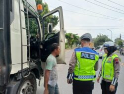 Anggota Polres Rembang Laksanakan Patroli, Tegur & Himbau Sopir Truk Parkir Di Bahu Jalan