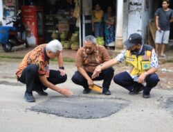 Gubernur Ganjar Tinjau Perbaikan Jalan Rusak di Batang dan Kendal