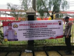 Guna Dukung Operasi Bina Kusuma 2023, Anggota Polres Demak Pasang Spanduk Himbauan Di Tempat Strategis