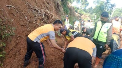 Jajaran Forkompincam Blado Melakukan Kerja Bakti Bersihkan Jalan Pasca Terjadi Guguran Tebing