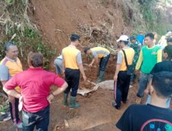 Jajaran Forkompincam Blado Melakukan Kerja Bakti Bersihkan Jalan Setelah Guguran Tebing