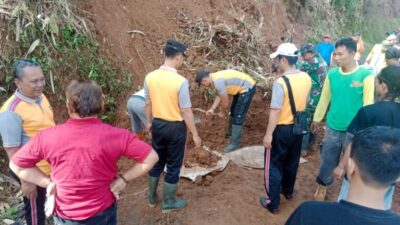 Jajaran Forkompincam Blado Melakukan Kerja Bakti Bersihkan Jalan Setelah Guguran Tebing