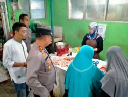Sambut Bulan Ramadhan, Kapolsek Karanganyar Cek Stok Daging Di Pasar