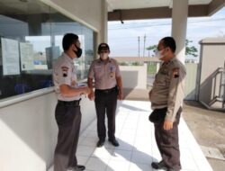 Polsek Sayung Menyampaikan Himbauan Kamtibmas Security PT Arkof Saat Sambang dan Patroli