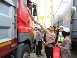 Kapolresta Pati Pantau Kemacetan Pantura serta Bagikan 150 Nasi Kotak Pada Sopir