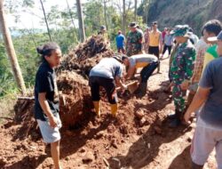 Forkompincam Blado Batang Kerja Bakti Bersihkan Jalan Pasca Guguran Tebing