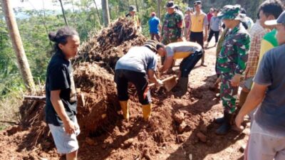 Forkompincam Blado Batang Kerja Bakti Bersihkan Jalan Pasca Guguran Tebing