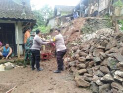 Kerja Bakti Membersihkan Sisa Tanah Longsor di Batang Dilakukan TNI Polri Bersama Warga