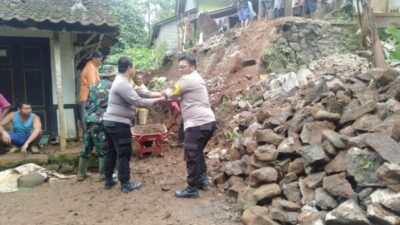 Kerja Bakti Polisi, TNI, dan Petugas di Pecalungan Batang Membersihkan Sisa Tanah Longsor