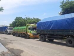 Polres Pati Bagi-Bagi Nasi Bungkus Pada Sopir Yang Terjebak Macet di Jalan Rembang-Pati