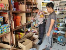 Memasuki Bulan Suci Ramadhan, Polsek Karangawen Melakukan Operasi Petasan di Pasar