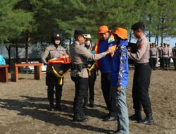 Minimalisir Angka Kecelakaan Perairan, Polres Batang Bagi-Bagi Puluhan Life Jacket