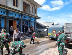 Pasca Erupsi Merapi, Polisi Bantu Bersihkan Jalan dari Dampak Abu Vulkanik