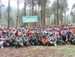 Patroli Hutan Gabungan TNI Bersama Perhutani Sekaligus Penghijauan dan Bakti Sosial
