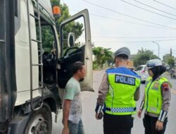 Satlantas Polres Rembang Menggelar Patroli, Tegur & Himbau Sopir Truk Parkir Di Bahu Jalan