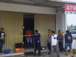 Pencuri Bobol Plafon Minimarket Wangunrejo, Polresta Pati Melaksanakan Olah TKP