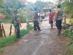 Personel Polsek Pamotan Monitor Laporan Warga Adanya Jembatan Amblas Potensi Banjir