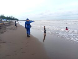 Anggota Polisi Sampaikan Pesan Kamtibmas Kepada Pengelola Objek Wisata Pantai Sigandu