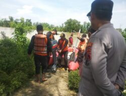 Personil Polsek Bonang Bantu Melakukan Pencarian dan Evakuasi Orang Hanyut di Sungai