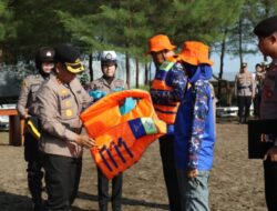 Polisi Bagikan 3.700 Life Jacket untuk Cegah Kecelakaan di Perairan Jawa Tengah