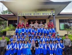 Polisi Sahabat Anak, TK Pembina Desa Giri Mulya Mengunjungi Polsek Giri Mulya