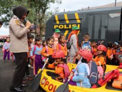 Polres Lebong Kenalkan Peralatan Polri Pada Siswa TK