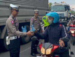 Stop Puluhan Kendaraan, Satlantas Polres Rembang Bagikan Takjil Ramadhan