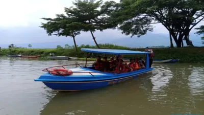 Polres Semarang Berikan Pelampung Gratis kepada Pelaku Wisata dan Nelayan di Rawa Pening