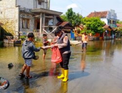Polresta Pati Bagikan 1000 Paket Nasi Siap Santap Untuk Masyarakat Terdampak Banjir