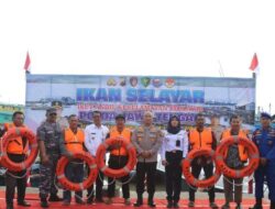 Polresta Pati Peduli Keselamatan Berlayar Dengan Bagikan Life Jacket ke Nelayan Juwana
