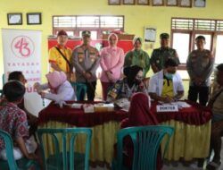 Polresta Pati Bersama TNI dan PSMTI Menggelar Kegiatan Bakti Kesehatan Gratis Bagi Korban Banjir di Pati