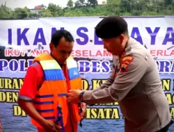 Polrestabes Semarang Bagi-Bagi Life Jaket di Obyek Wisata Jatibarang