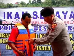 Polrestabes Semarang Bagikan Pelampung dan Bansos Untuk Masyarakat Nelayan