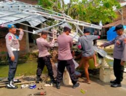 Bersama Warga, Anggota Polri Membantu Rumah Warga Terdampak Angin Puting Beliung Di Desa Sukodono