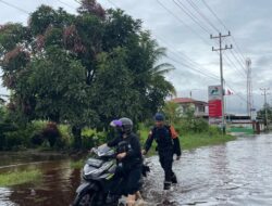Polri Sigap, Satbrimob Polda Kalbar Terjunkan Tim SAR Bantu Korban Banjir