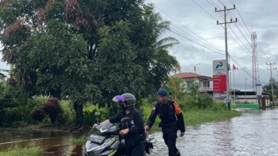 Polri Sigap, Polda Kalbar Menerjunkan Tim SAR Untuk Bantu Korban Banjir