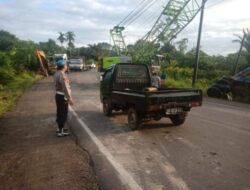 Polsek Batiknau Melakukan Pengamanan Evakuasi Truk Tronton