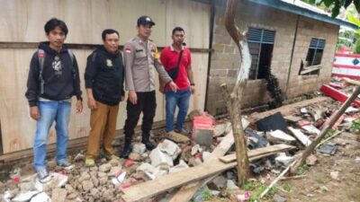 Polsek Jagoi Babang Ikut Memperbaiki Rumah Warga Yang Rusak Akibat Terdampak Banjir