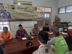 Anggota Polsek Karanganyar Laksanakan Giat Jumat Curhat Bersama Warga Di Aula Kecamatan Karanganyar