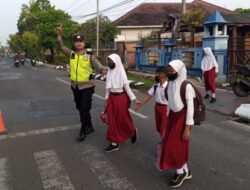 Anggota Polsek Lakukan Pengaturan Jalan, Dengan Humanis Bantu Anak Sekolah Menyeberang