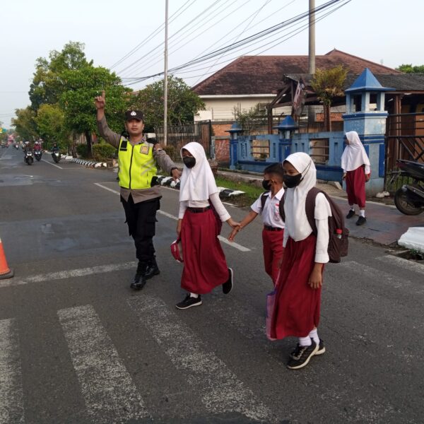 Polsek Lakukan Pengaturan Jalan, Dengan Humanis Bantu Anak Sekolah Menyeberang