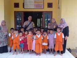 Polsek Manna Polres Bengkulu Selatan Kunjungi Murid TK-PAUD Desa Tambangan Kecamatan Manna