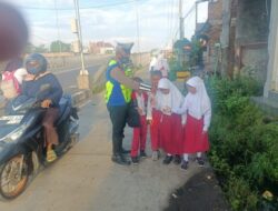 Polsek Mranggen Bantu Anak Sekolah Menyeberang Jalan untuk Menjaga Keselamatan Siswa