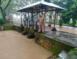 Polsek Polsek Singkawang Timur Cek Debit Air Guna Antisivasi Terjadinya Banjir