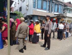 Operasi Pasar Murah Berjalan Aman, Personel Polsek Singkawang Tengah Laksanakan Monitoring Dan Pengamanan