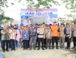 Progam Ikan Selayar, Kapolres Rembang Bagikan Life Jacket Pada Relawan